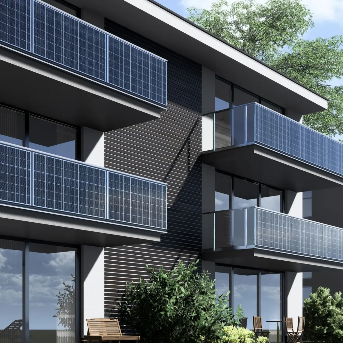 Das Bild zeigt die Fassade eines modernen Mehrfamilienhauses mit Balkonen, die mit dem Geländersystem MODULARIS PV ausgestattet sind. Die Brüstungen der Balkone bestehen aus integrierten Photovoltaikmodulen, die in einem klaren, rechteckigen Muster angeordnet sind. Diese PV-Module verleihen den Balkonen nicht nur eine zeitgemäße Optik, sondern ermöglichen gleichzeitig die Nutzung von Solarenergie direkt über die Geländer.  Die Fassade des Gebäudes ist in neutralen Tönen gehalten, wobei dunkle horizontale Paneele einen Kontrast zu den Glasflächen und den hellen Balkonen bilden. Im Erdgeschoss und auf den Balkonen sind Sitzmöbel zu sehen, was den Wohnkomfort des Gebäudes betont. Im Hintergrund ragen grüne Bäume in den Himmel, was eine ruhige und natürliche Umgebung nahelegt. Die Schatten der Balkone und Geländer fallen sanft auf die Fassade, was dem Bild zusätzliche Tiefe und Realismus verleiht.