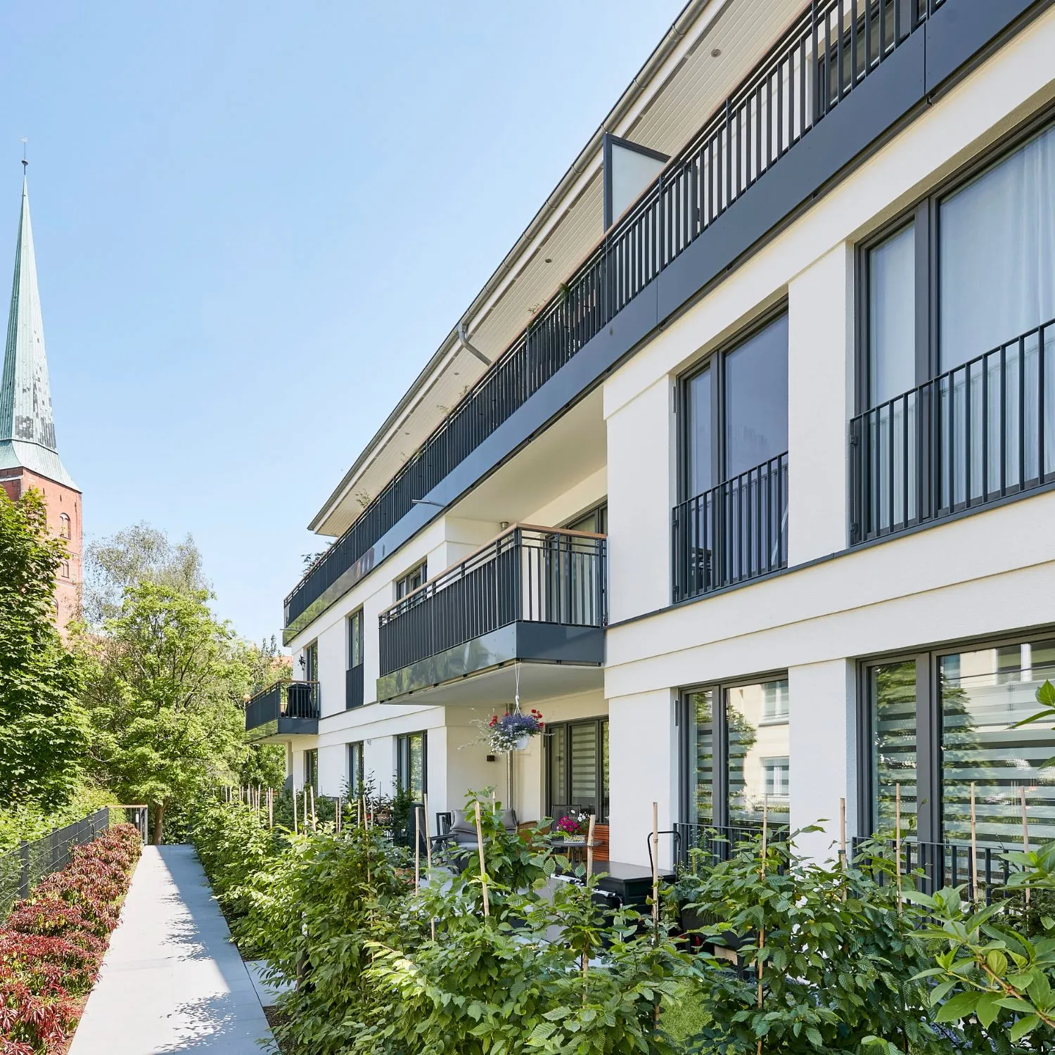 Visioplan als Balkongeländer an einer modernen Villa mit Pool.